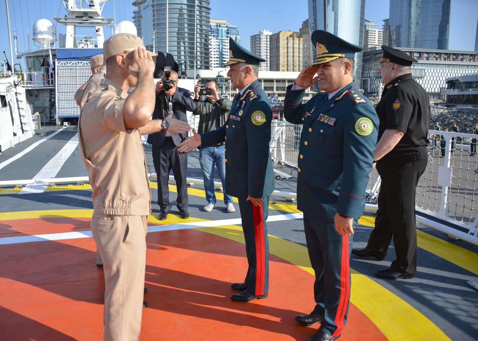 Rusiyanın hərbi gəmisi Bakıya gəldi (FOTO)