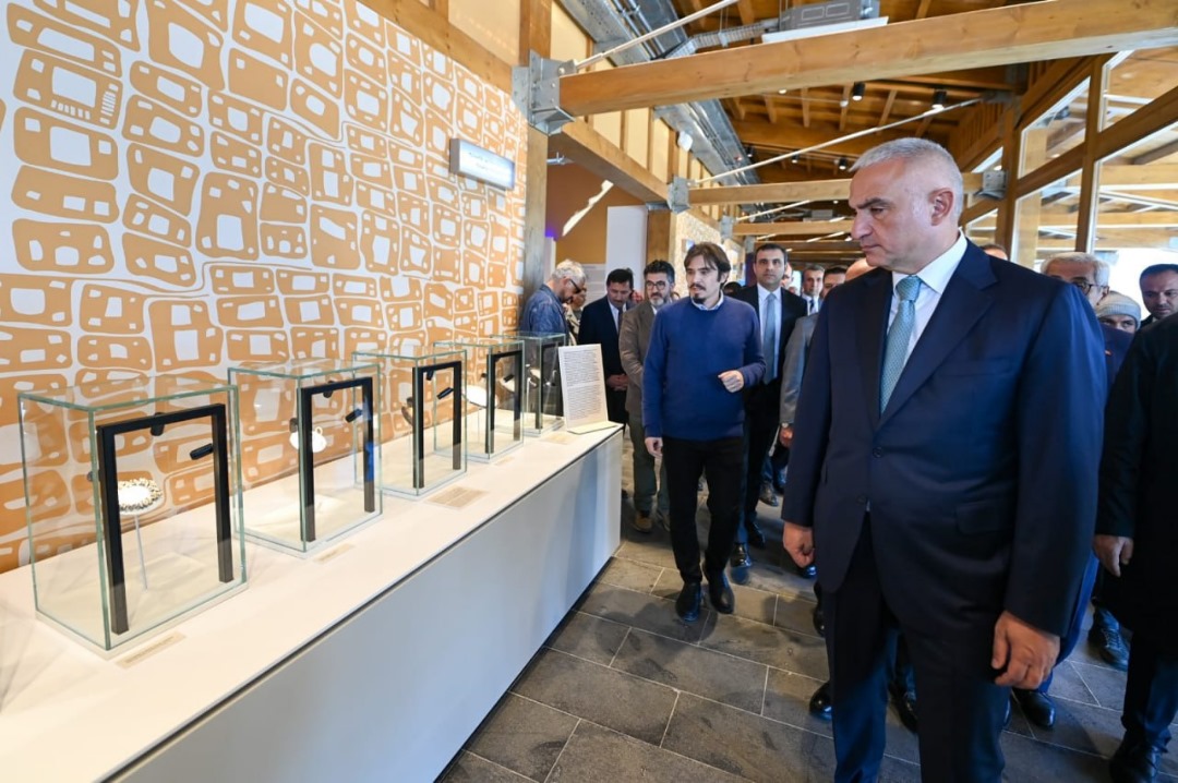Çatalhöyük Məlumat və Ziyarətçi Mərkəzi ziyarətçilərini 