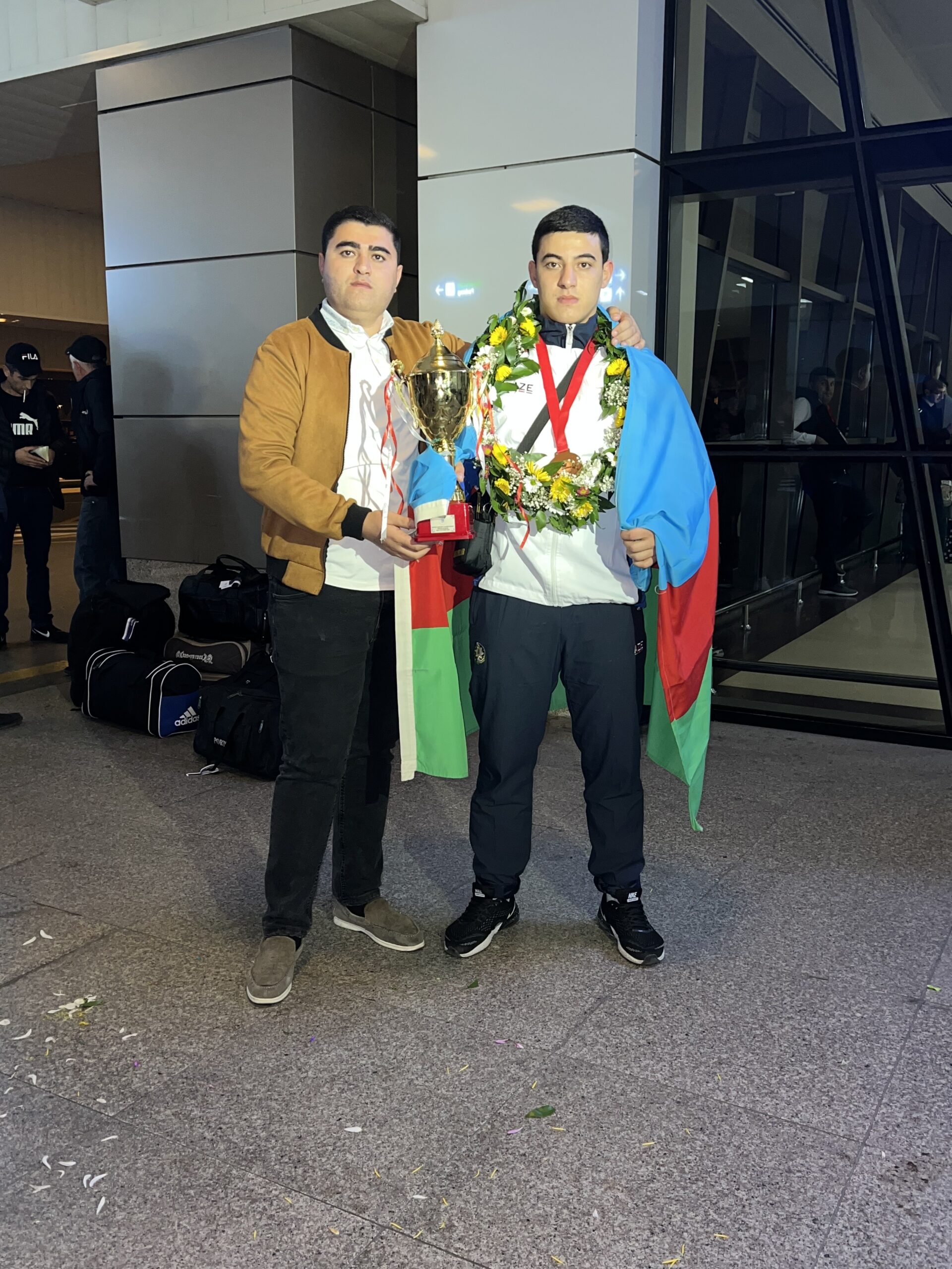 Dünya çempionatında uğur qazanan idmançılarımız Vətənə qayıdıb (FOTO)
