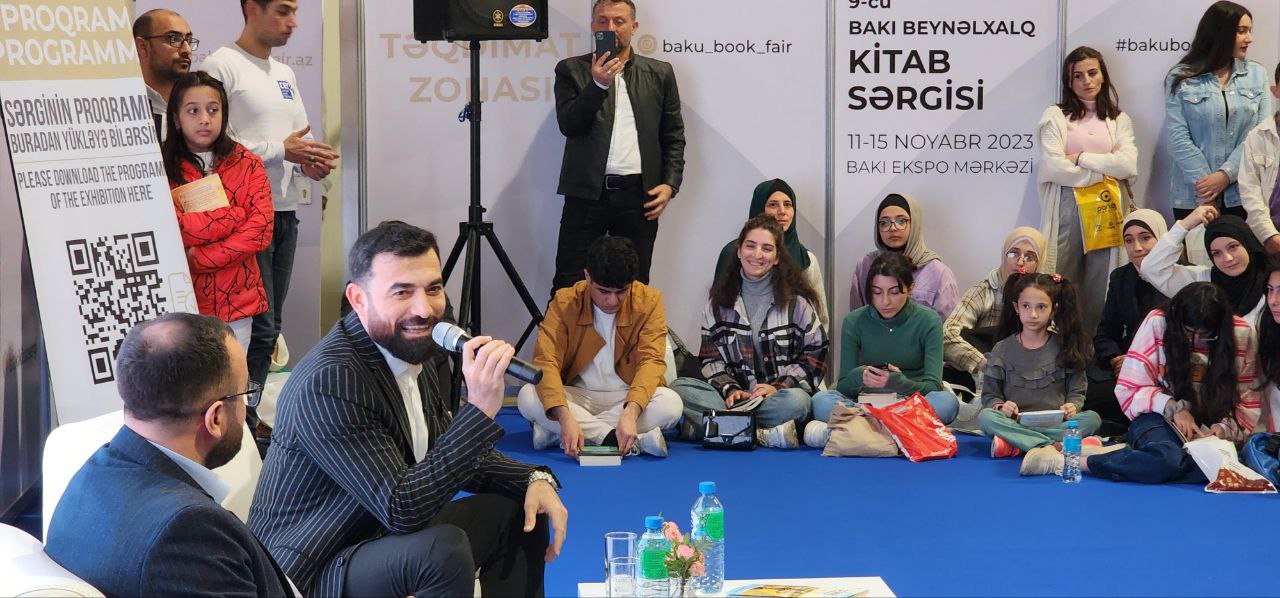 Rövşən Abdullaoğlunun imza mərasimində izdiham (FOTO)