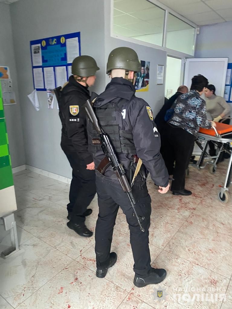 Deputat kənd sovetinin sessiyasında qumbara partlatdı: 26 yaralı var (VİDEO)