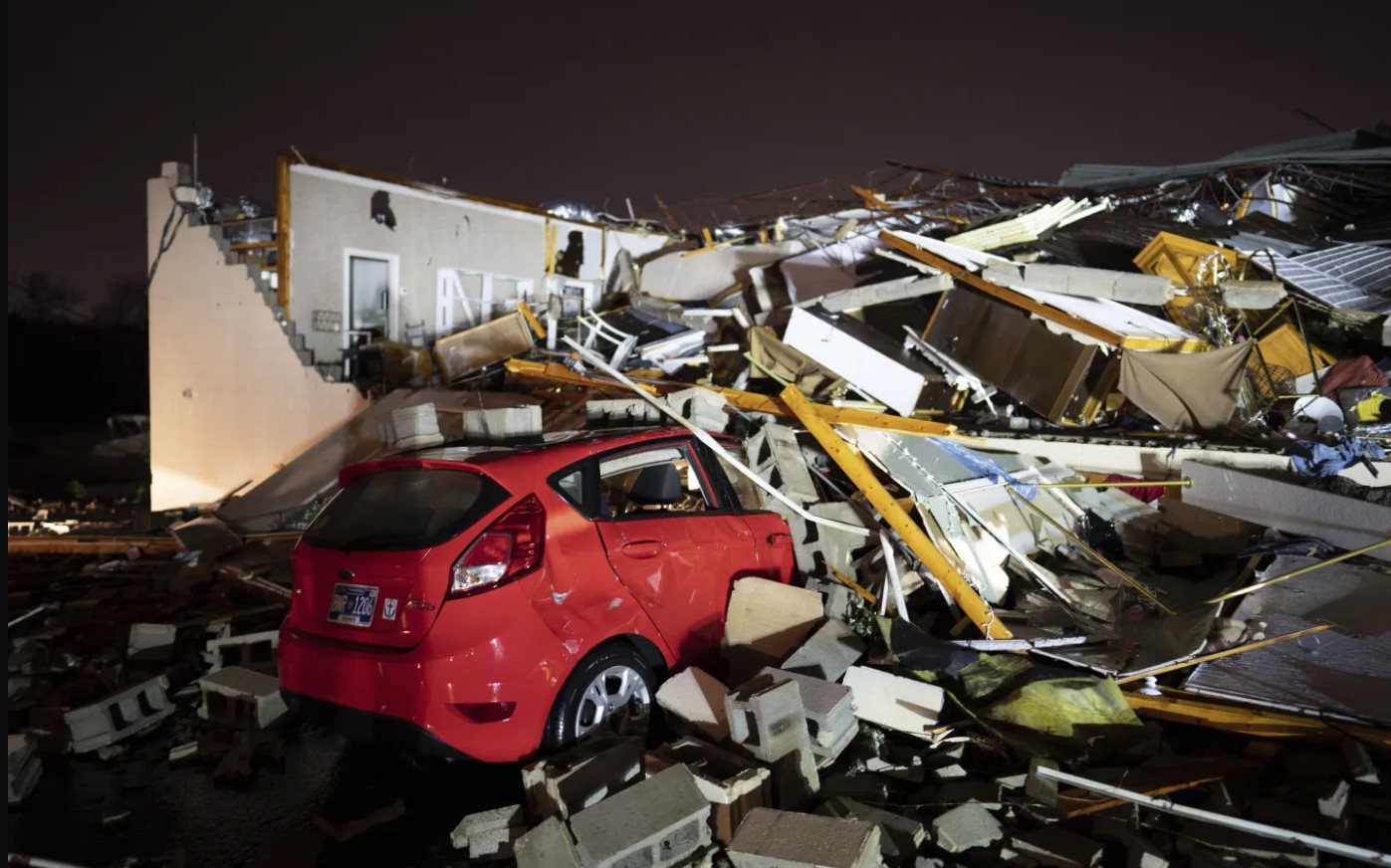 Tornado ABŞ-da 80 min insanı işıqsız qoydu, 6 nəfərin ölümünə səbəb oldu (FOTO)