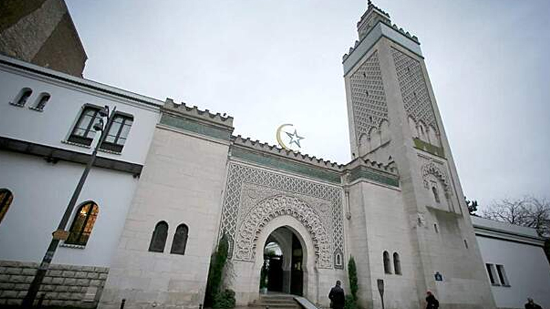 Fransada məscidin darvazasından qabanın başı və cəsədi asıldı (FOTO)