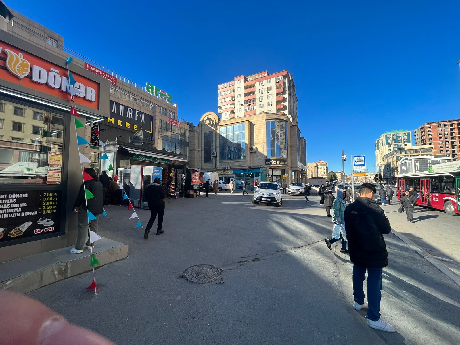 "İnşaatçılar" metrosunun ətrafındakı bazar yığışdırıldı (FOTOLAR)