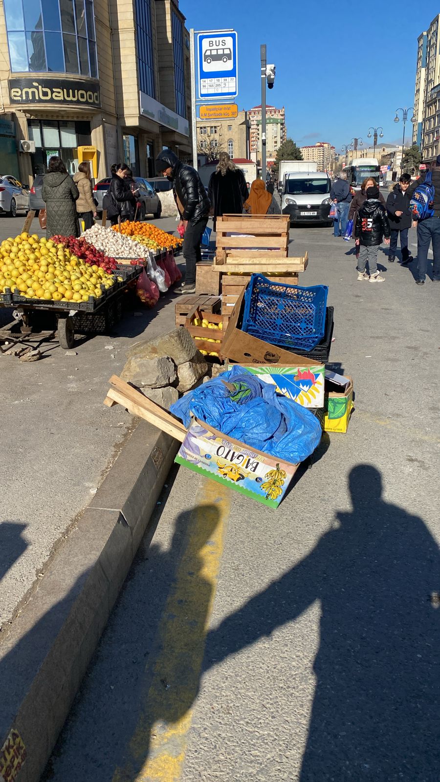 "İnşaatçılar" metrosunun ətrafı bazara çevirilib (FOTO)