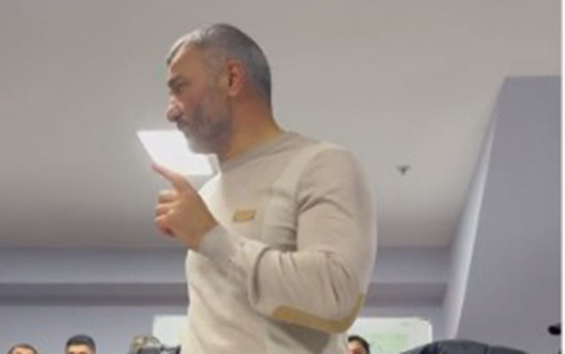 Qurban Qurbanovun paltardəyişmə otağında çıxışı: Nə dedi? (VİDEO) Qurban Qurbanovun paltardəyişmə otağında çıxışı: Nə dedi? (VİDEO)