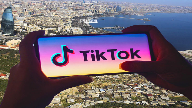 Bakıda yolun ortasında stul qoyub oturdu - 