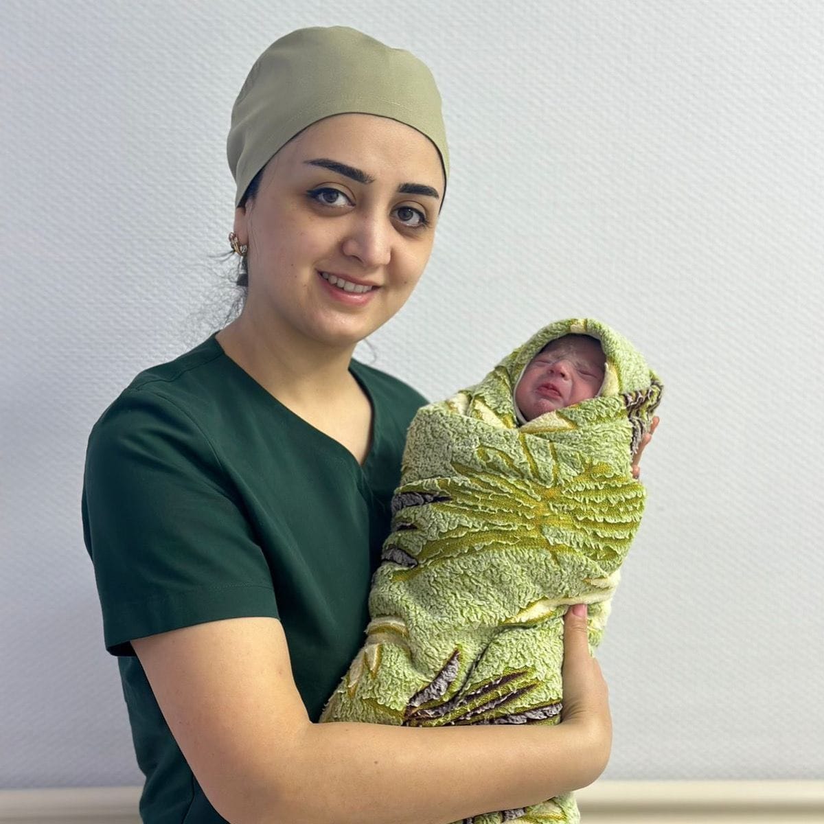 Sumqayıtda ilin ilk körpəsi dünyaya gəldi (FOTO)