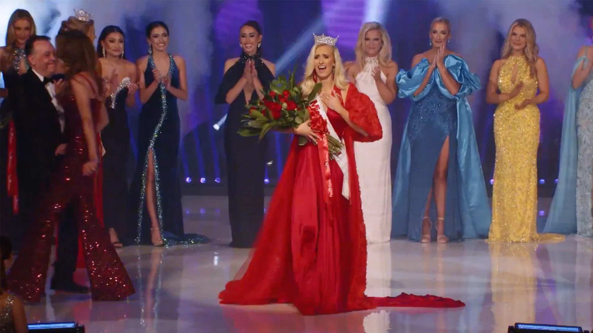 ABŞ Hərbi Hava Qüvvələrinin zabiti "Miss Amerika" müsabiqəsinin qalibi oldu (FOTO)