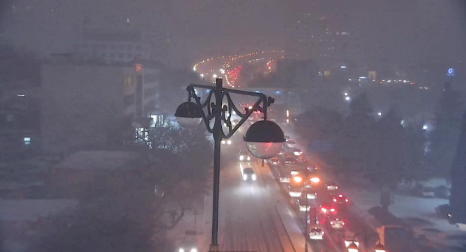 Qar Bakı yollarında tıxaca səbəb olub (FOTO)