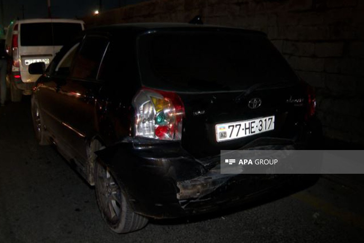 Bakıda “Land Rover” sürücüsü qəza törətdi, sərnişini döydü (FOTO)
