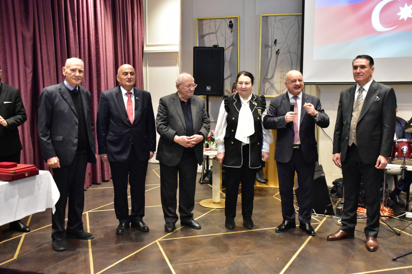 Azərbaycanlı həkim nüfuzlu beynəlxalq mükafat və ordenə layiq görüldü (FOTO)