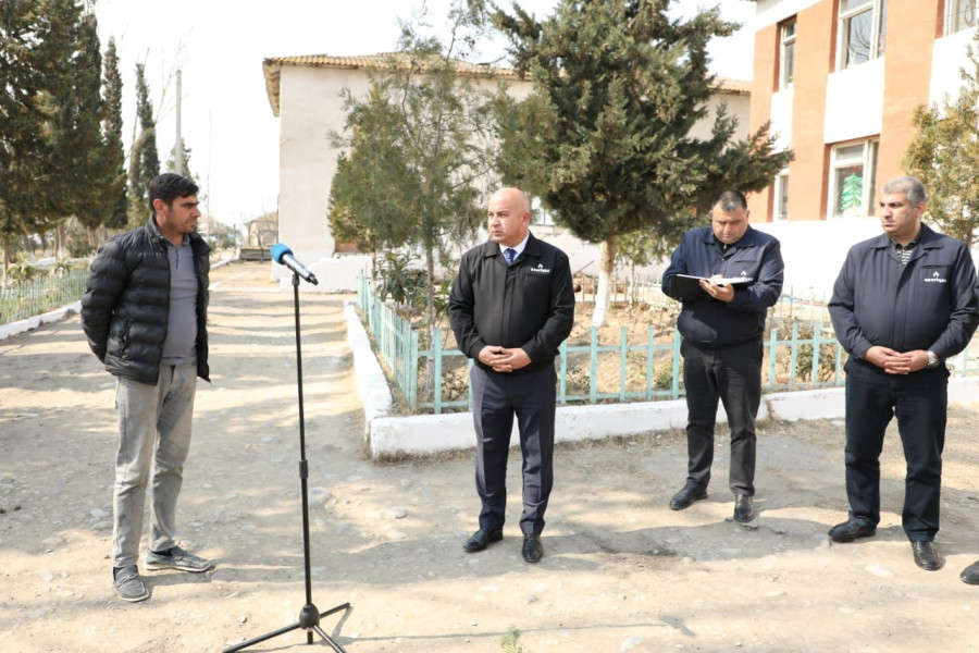 Səmədabad kəndinin sakinləri suallarına 