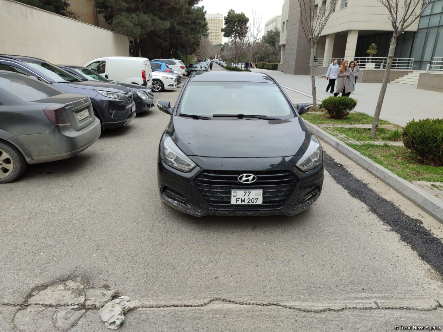 Bakının mərkəzində maşını yolun ortasında saxlayıb getdi: "Həkimə getmişdim" (FOTO)