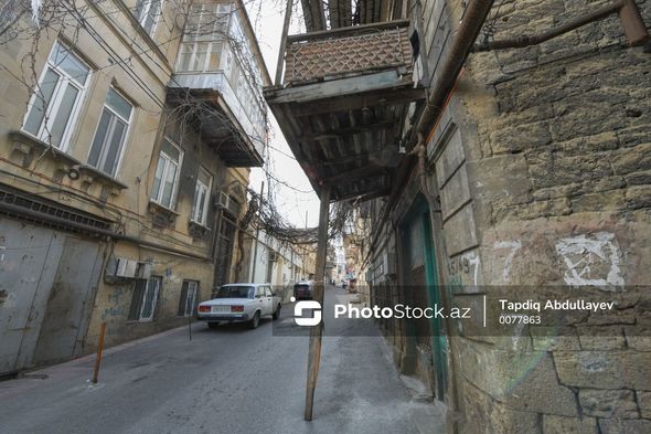 Bakıda təhlükəli vəziyyət: Qəzalı eyvana nazik taxtadan dirək qoydular (FOTO)