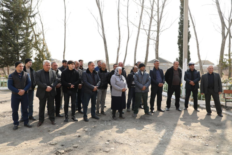 Səmədabad kəndinin sakinləri suallarına 