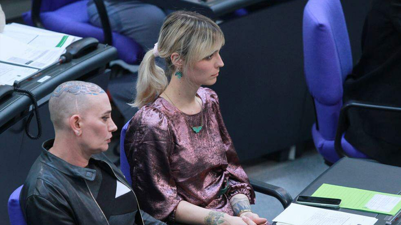 Alman jurnalist yeni qanuna etiraz etdi: 