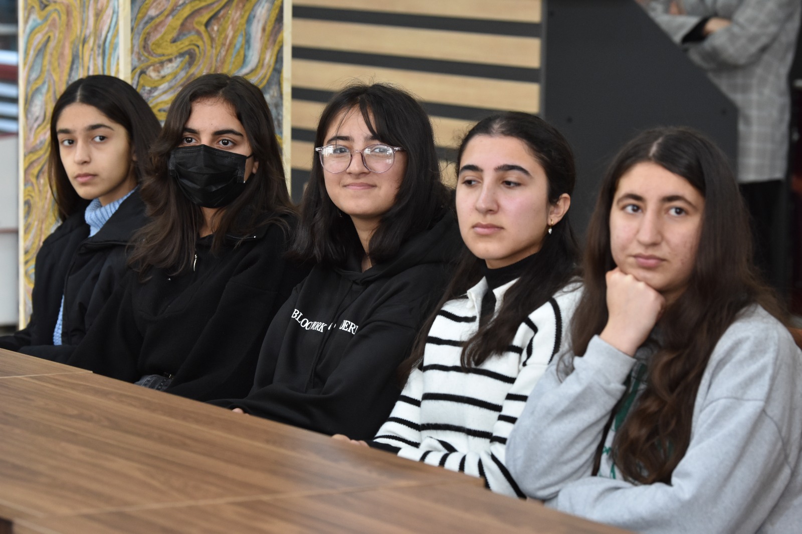 Yeni bilgilər, dostlar və motivasiya qazanan şagirdlər: Şəxsiyyət kimi formalaşır, yeni dünya ilə tanış oluruq - SORĞU
