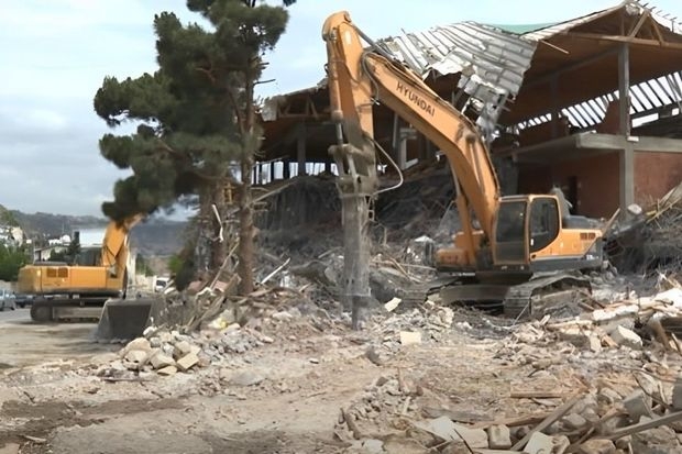 Bakının mərkəzində üç ilə tikilən hotel üç günə söküldü (VİDEO)