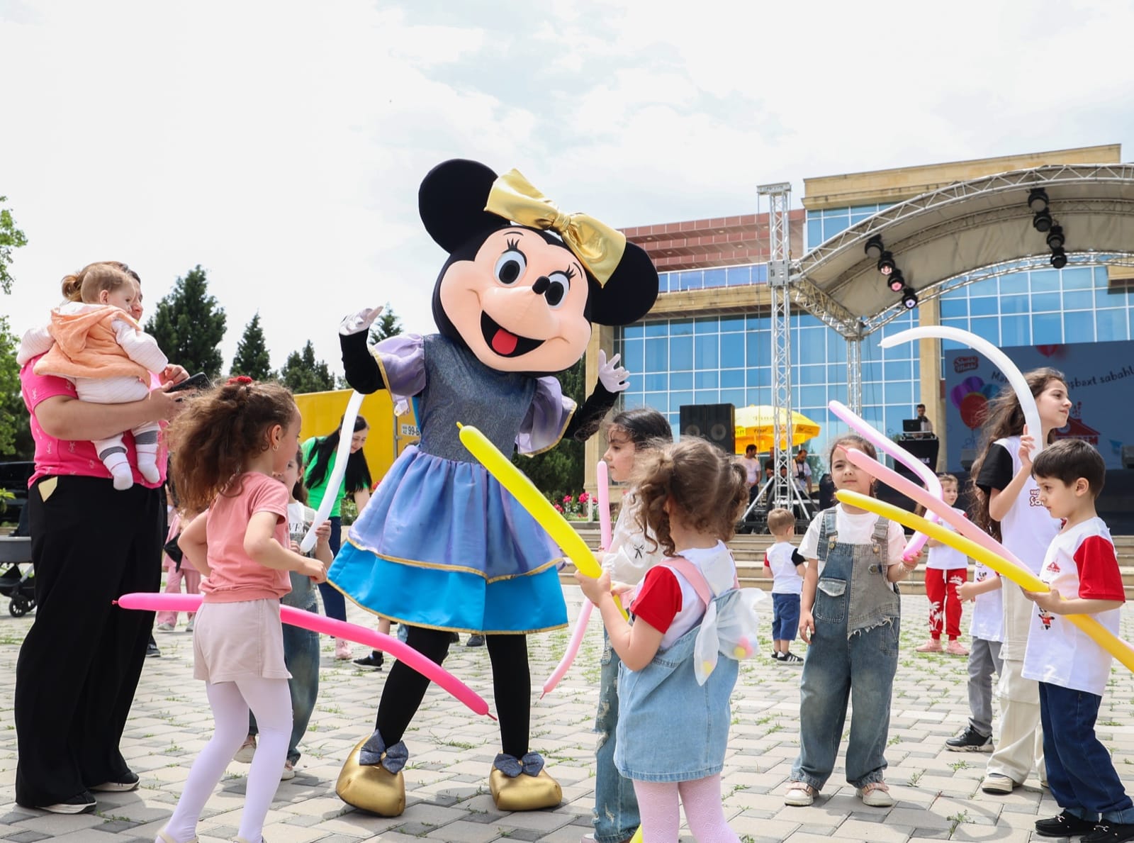 İlk milli uşaq markası “Shokki Mokki” uşaqlar üçün Gəncədə festival təşkil etdi (FOTO)