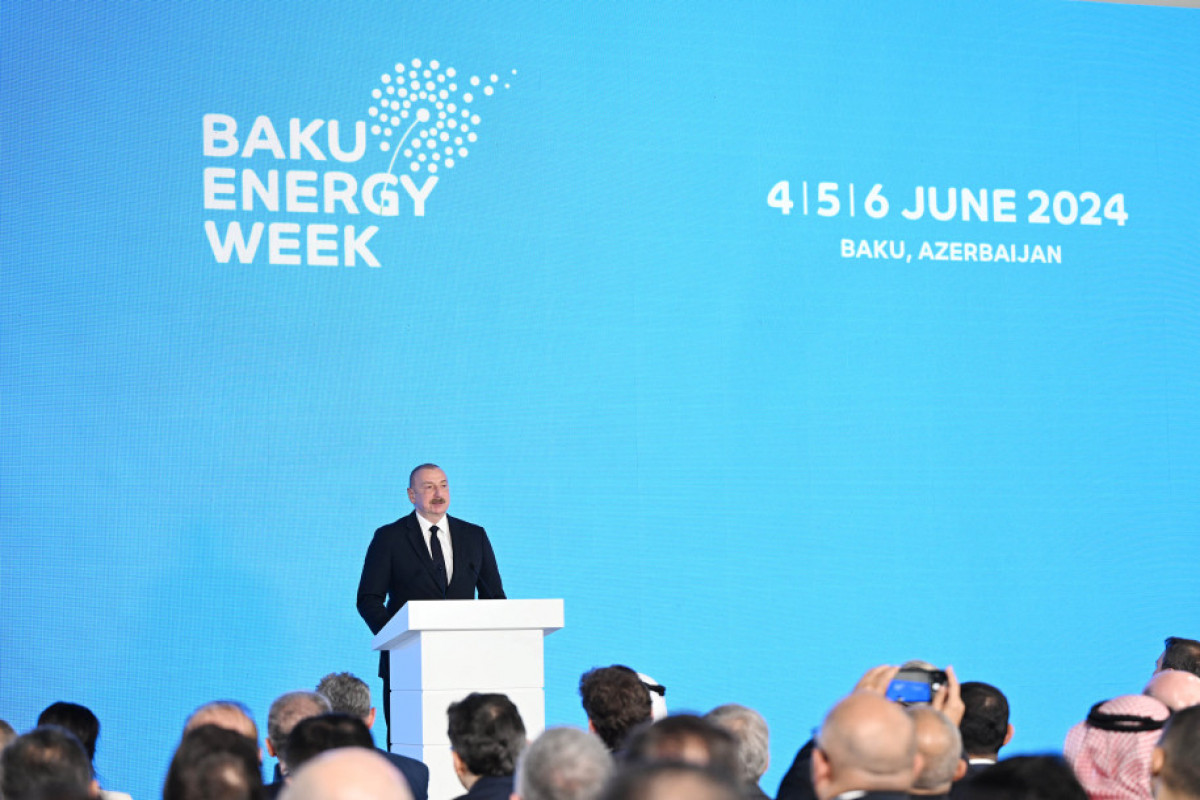 İlham Əliyev Bakı Enerji Həftəsi çərçivəsində sərgilərin açılışında çıxış etdi (FOTOLAR/YENİLƏNİB)