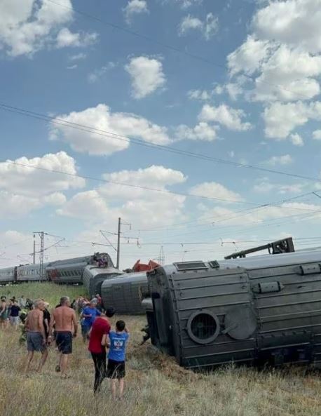 Rusiyada sərnişin qatarı qəzaya uğraydı, 8 vaqon aşdı (FOTO/VİDEO)