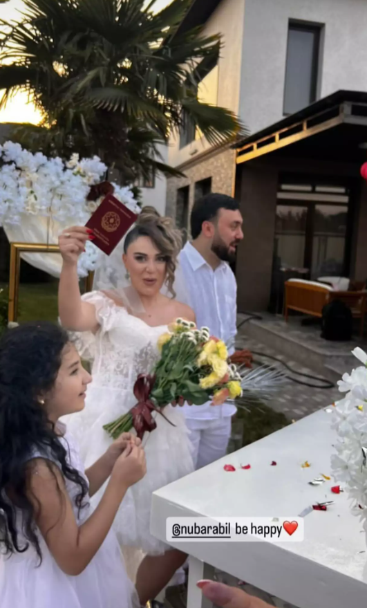 AzTV-nin aparıcısı meyxanaçı ilə evləndi (FOTO/VİDEO)