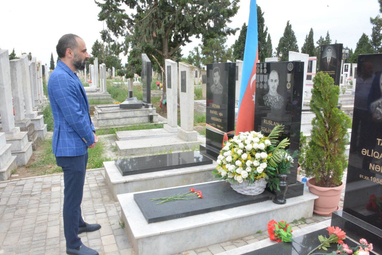 Elşən Gəncəvi Gəncə şəhəri Şəhidlər Xiyabanını ziyarət etdi (FOTO)