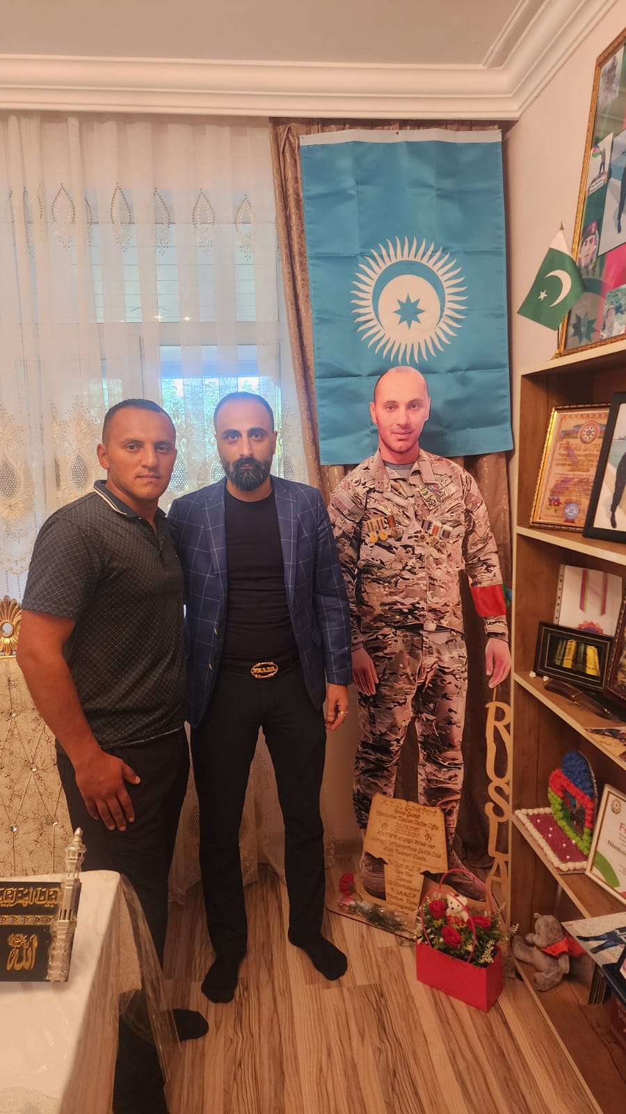 Elşən Gəncəvi Şəhid Ruslan Hümbətovun ailəsini ziyarət edib (FOTO)