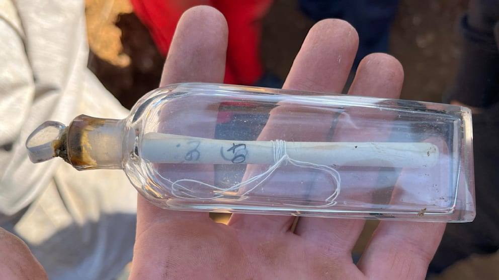 Tələbələr arxeoloji qazıntı zamanı 200 illik qeyd tapdı (FOTO)