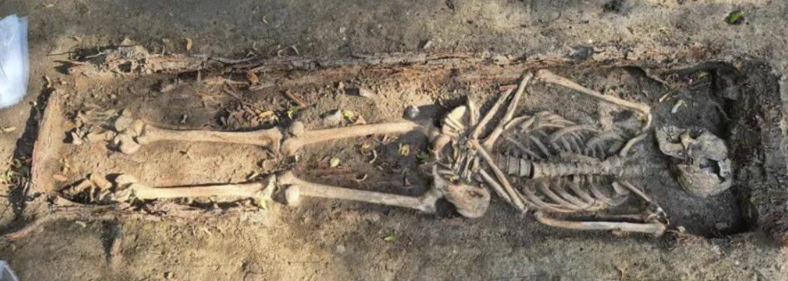 Almaniyada sinəsində daş olan "zombi"nin məzarı açıldı - Necə və niyə öldürülüb? (FOTO)