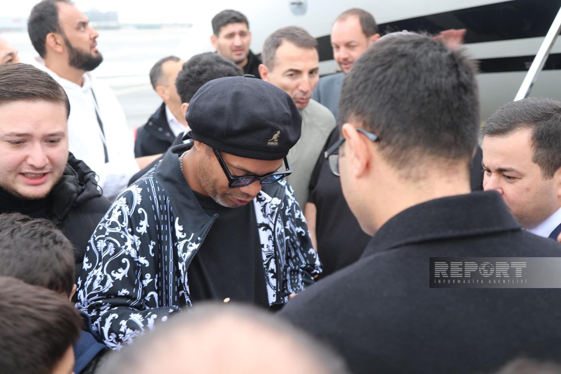 Ronaldinyonun Azərbaycana səfəri başa çatdı (FOTO) Ronaldinyonun Azərbaycana səfəri başa çatdı (FOTO)