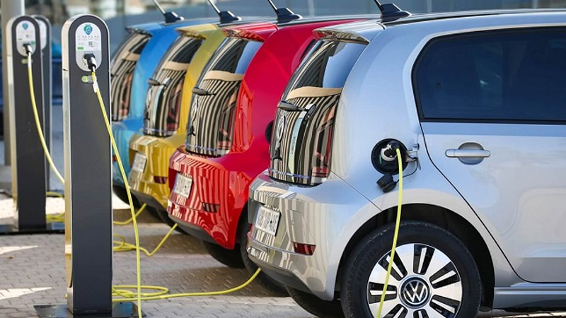 Saatlarla enerji doldurur, cəmi 300-400 kilometr gedə bilir: Elektrik benzinə qalib gələ bilmir