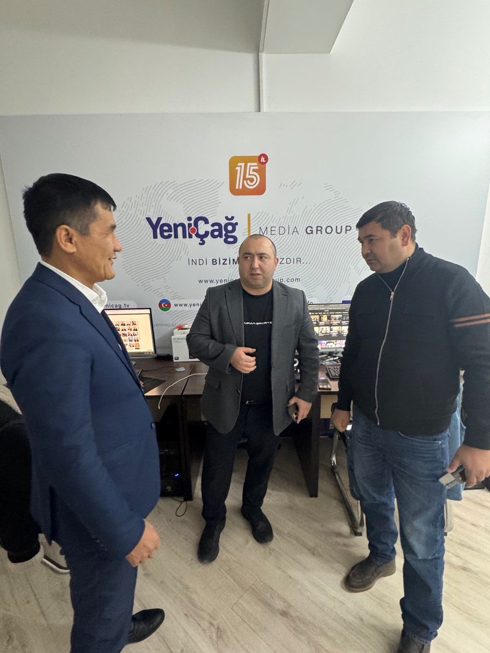 Özbəkistanın tanınmış jurnalistləri “Yeni Çağ” Media Qrupunu ziyarət etdi (FOTO)