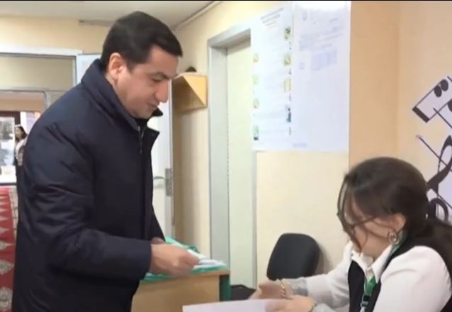 Dövlət rəsmiləri bələdiyyə seçkisində səs verirlər (FOTO)