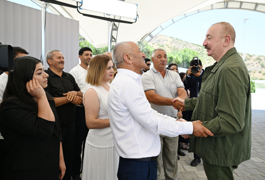 Prezident Xocalının Xanyurdu kəndinə köçən sakinlərlə görüşdü (YENİLƏNİB)