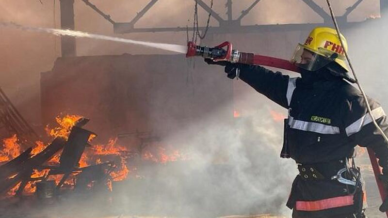 Söndürülməmiş siqaret kötüyünün atılması Bakıda yanğına səbəb oldu