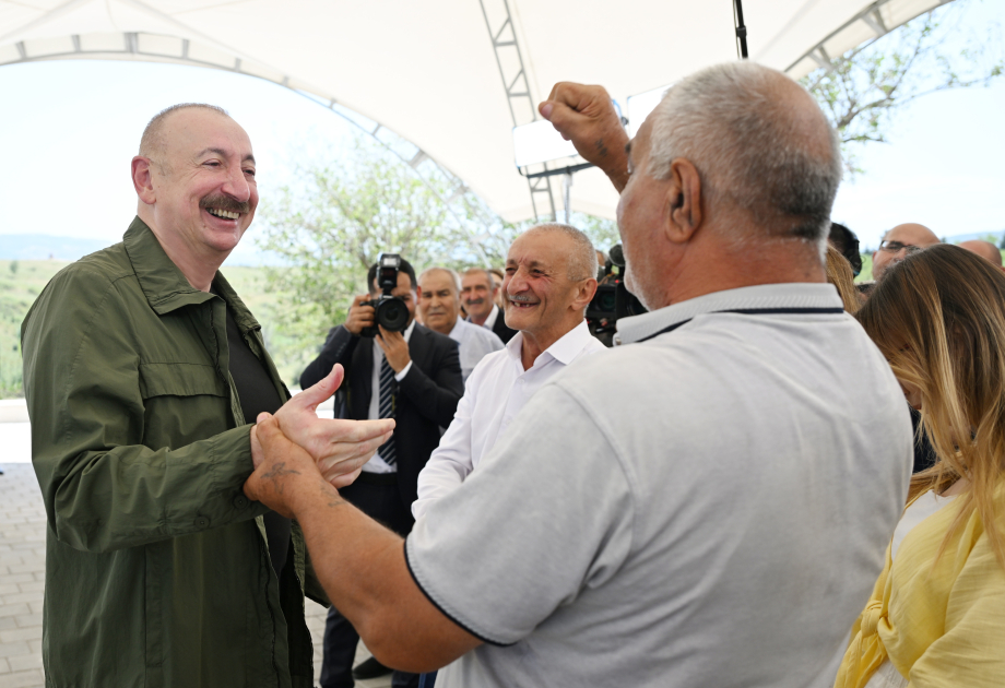 Prezident Xocalının Xanyurdu kəndinə köçən sakinlərlə görüşdü (YENİLƏNİB)