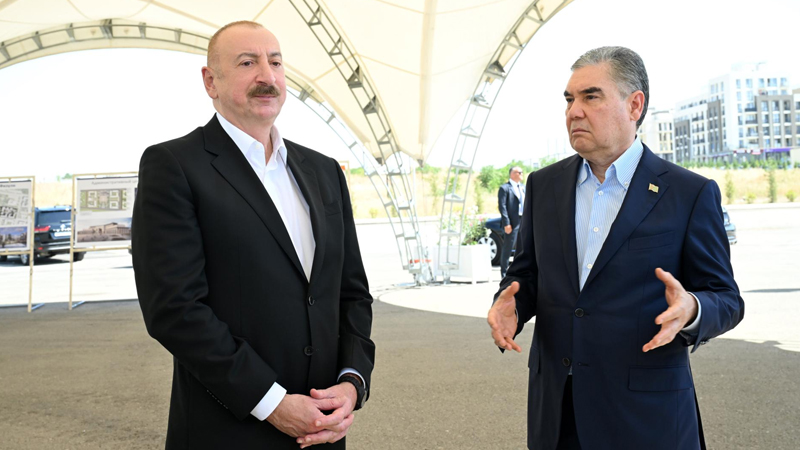 İlham Əliyev və Qurbanqulu Berdiməhəmmədov Füzuli şəhərinin dağıdılmış yerlərinə baxdı