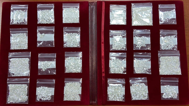 Dubaydan gələn sərnişində 700 karat brilyant aşkarlandı