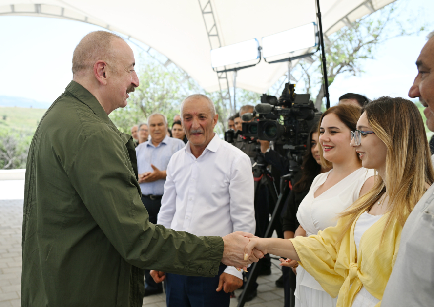 Prezident Xocalının Xanyurdu kəndinə köçən sakinlərlə görüşdü (YENİLƏNİB)