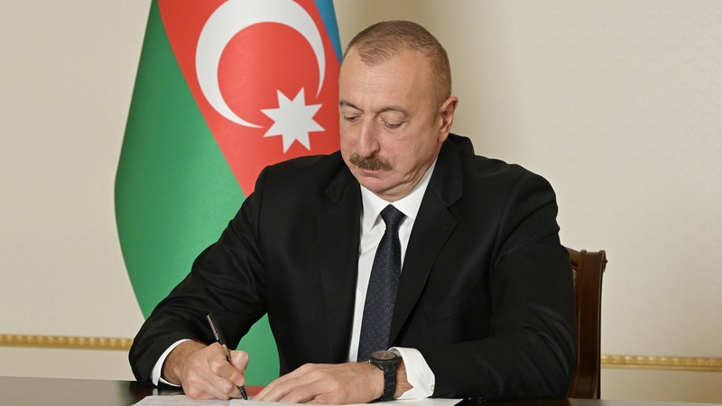 Prezident media nümayəndələrini təltif etdi (SƏRƏNCAM)