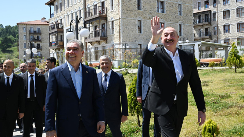 İlham Əliyev və Qurbanqulu Berdiməhəmmədov Şuşada inşa edilən birinci yaşayış kompleksində olublar