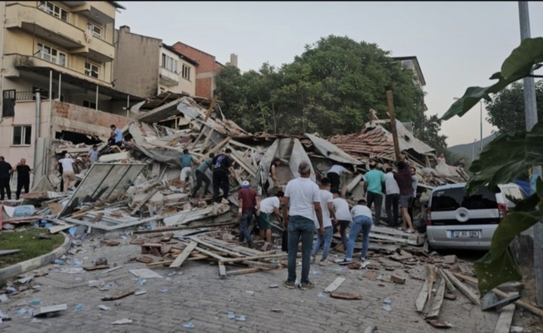 Türkiyədə 6,1 maqnitudalı zəlzələ oldu, dağıntılar altında qalanlar var