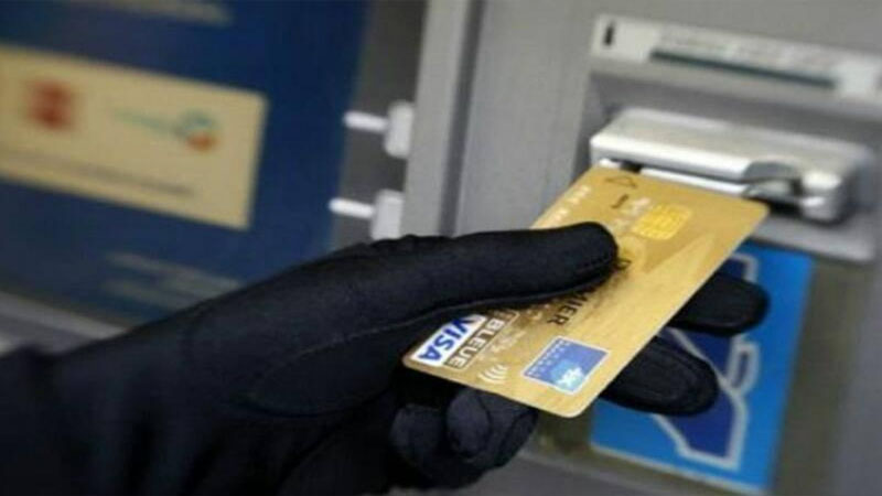 Yoldan bank kartı tapdı: 