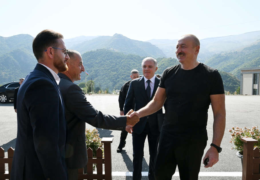 Prezident və birinci xanım Kəlbəcərdə sakinlərlə görüşdü (YENİLƏNİB)