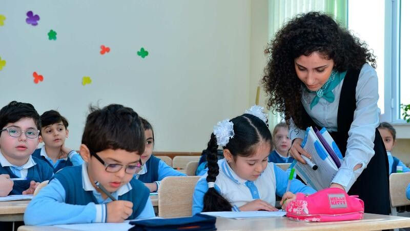 75 minə yaxın müəllimin maaşı artacaq (RƏSMİ)