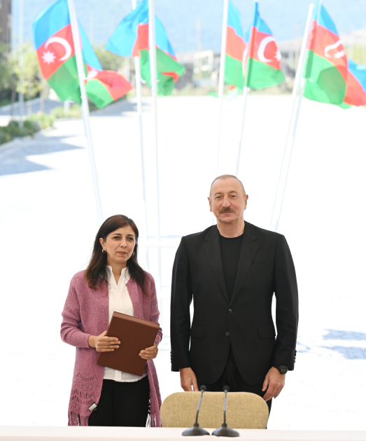 Prezident və birinci xanım Kəlbəcərdə sakinlərlə görüşdü (YENİLƏNİB)