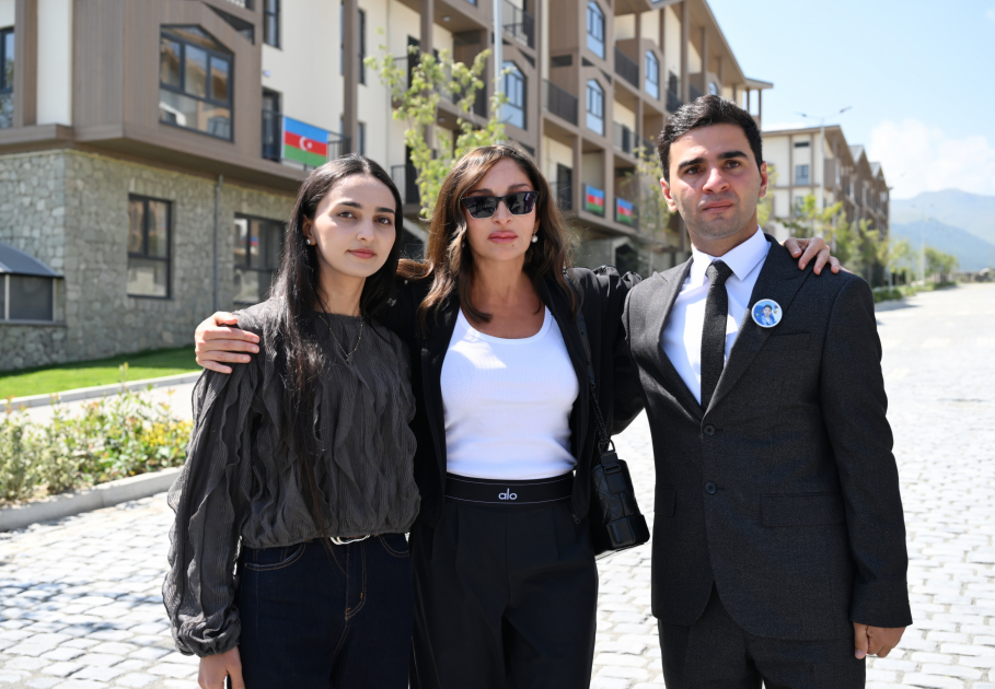 Prezident və birinci xanım Kəlbəcərdə sakinlərlə görüşdü (YENİLƏNİB)