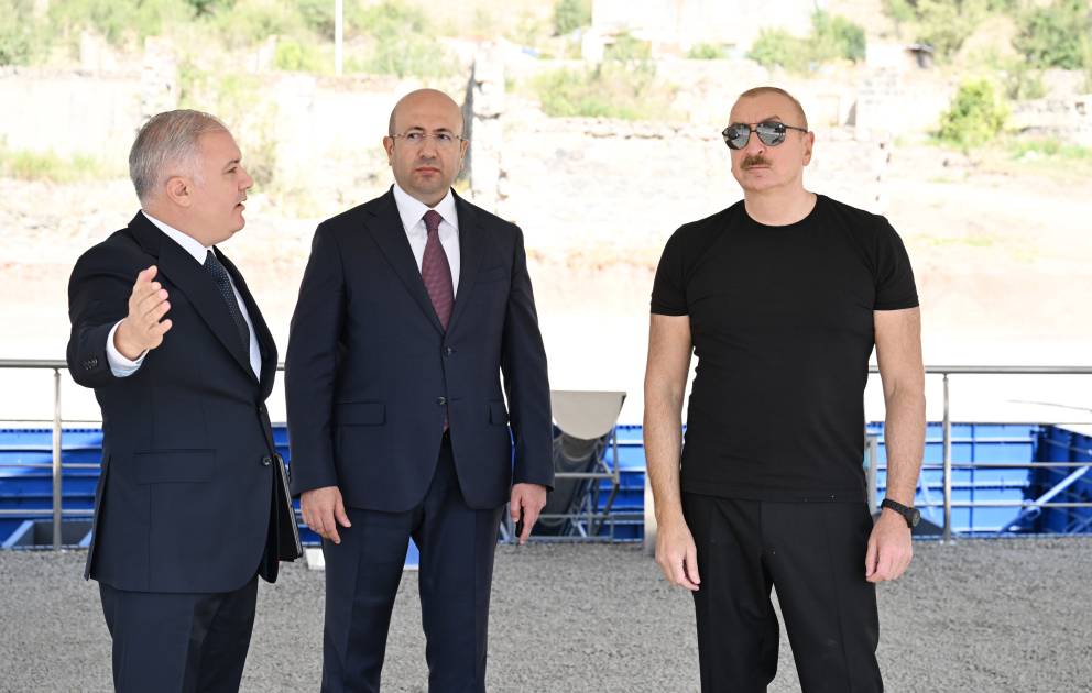 Prezident və birinci xanım Kəlbəcərdə sakinlərlə görüşdü (YENİLƏNİB)